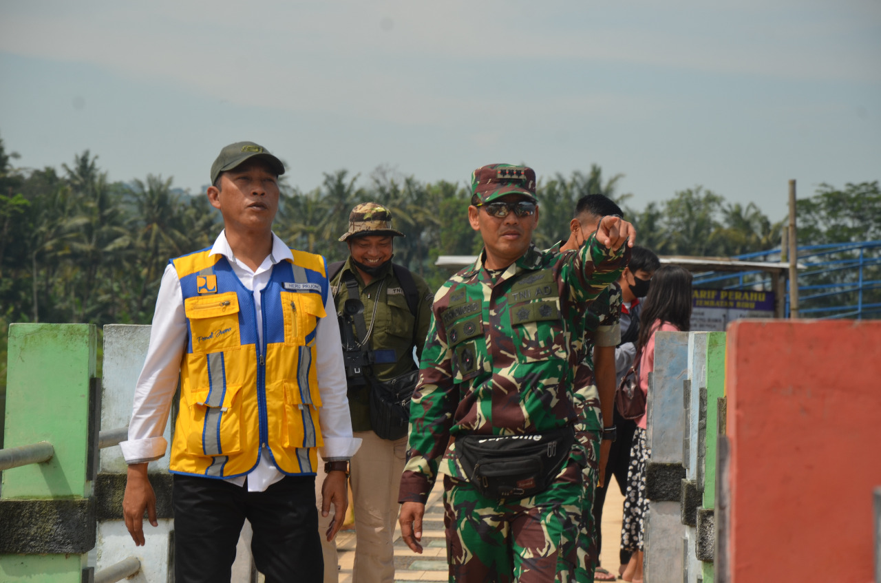 Floating Water Barier Sangat Dibutuhkan Untuk Menggiring Eceng Gondok